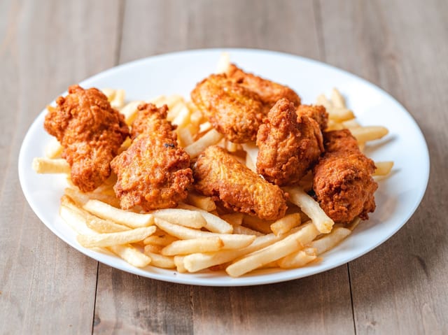 9 Pcs Hot Wings Combo.